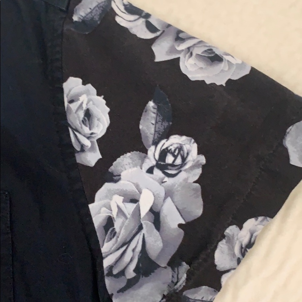SLEEK BLACK & WHITE BUTTON DOWN T-SHIT - Picture 2 of 3